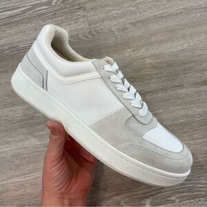 Good News Low Top Court Shoes Sneakers in White Off US9 or EU39